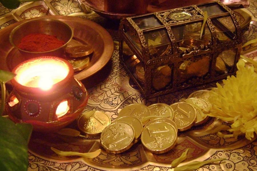 ধনতেরস শব্দটির ব্যুৎপত্তিগত অর্থ হল ধন অর্থাৎ সম্পদ এবং তেরস অর্থাৎ ত্রয়োদশী। কার্তিক মাসের কৃষ্ণপক্ষে তেরোতম দিনে ধনতেরস পালন করা হয়। 