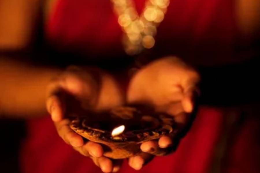 ভক্তদের বিশ্বাস, এই সময় কালে নানা রকমের আচার, রীতি সরাসরি প্রভাব ফেলতে পারে সকলের জীবনে। যেমন বহন করে আনতে পারে সমৃদ্ধি, তেমনই কাটিয়ে দিতে পারে নানা বিপদ।