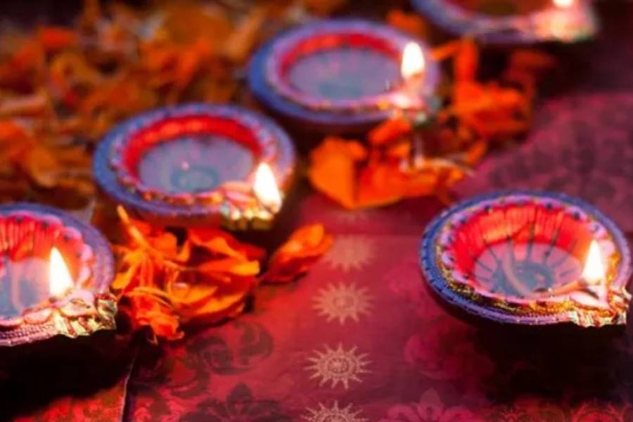 উত্তর ভারতীয় হিন্দুদের মধ্যে ভীষণ রকম জনপ্রিয় এই উৎসব। সে দিন তাঁরা বাড়িঘর পরিচ্ছন্ন করে সারা রাত প্রদীপ জ্বালিয়ে রাখেন সংসারে সমৃদ্ধি নিয়ে আসার উদ্দেশ্যে। আবার  বাঙালিরা এই সময়ে দীপান্বিতা কালীপুজো করেন।