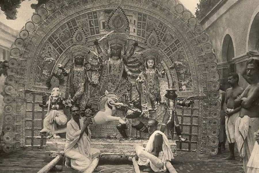 এমনকি ১৭৭৭ সালে রচিত কাশীনাথের শ্যামাসপর্যাবিধিগ্রন্থে প্রথম উল্লেখ পাওয়া গিয়েছিল এই পুজোর।