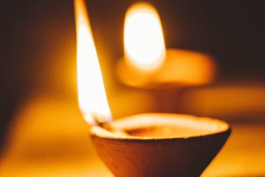 কী ভাবে তা করা হয়? রীতি অনুযায়ী, বাড়িতে মাটির প্রদীপ কিনে জল দিয়ে প্রথমেই খুব ভাল করে ধুয়ে ফেলুন।