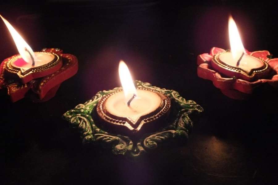 প্রদীপটিকে এর পর বাড়ির মূল দরজার সামনে মাটির তাল বা গমের ছোট্ট গাদা বানিয়ে তাঁর উপরে দক্ষিণ মুখে বসিয়ে দিন।  শেষে হাতে ফুল নিয়ে যম দেবকে স্মরণ করে প্রার্থনা করুন ‘নম যমদেবায় নমঃ’ মন্ত্র উচ্চারণ করে। 