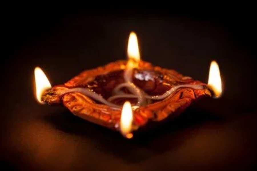 তারপর সেই প্রদীপে সলতে দুটি একে অন্যের উপরে এমন ভাবে রাখুন, যাতে ওই একই প্রদীপকে চার দিক থেকে জ্বালানো যায়। 