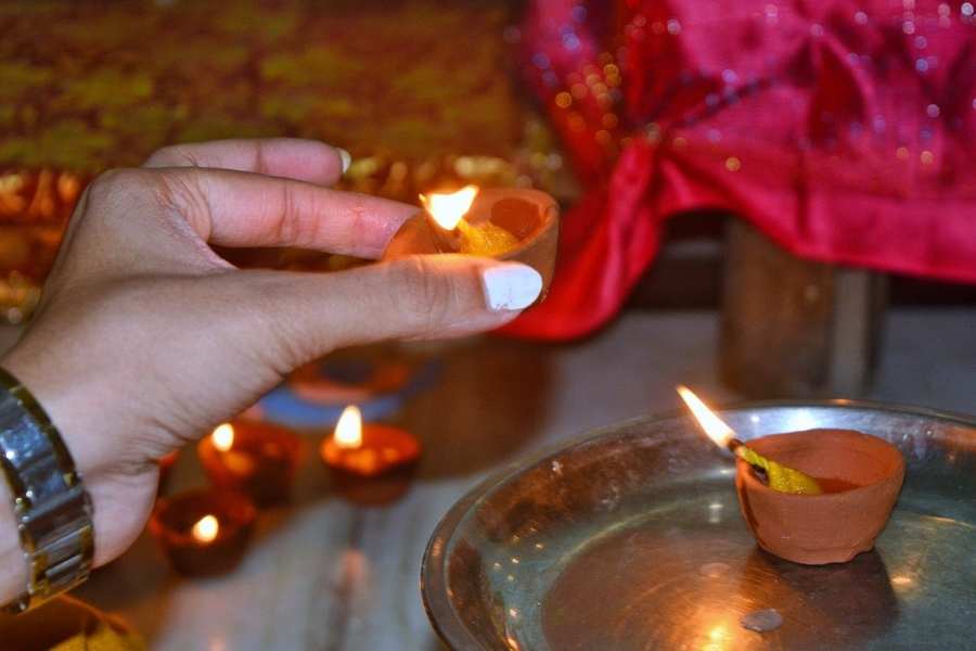 তার পরে এই প্রদীপকে তিলের তেল দিয়ে কানায় কানায় ভর্তি করুন। আবার প্রদীপে কিছুটা কালো তিলও দিয়ে দিন।