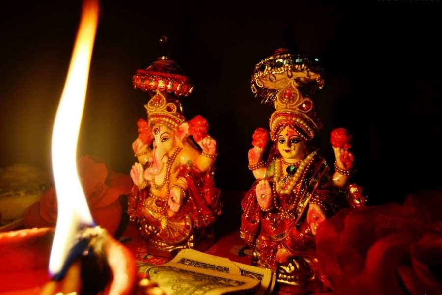 ধর্মীয় বিশ্বাস অনুযায়ী, ধনতেরসের দিনে পদ্ধতিগত ভাবে পুজো ও দীপদান করলে অকালমৃত্যুর ভয় কাটাতে পারবেন অনেকটাই।