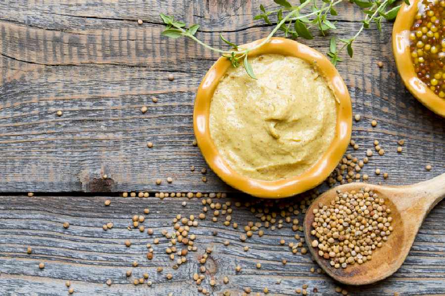 কালো সর্ষে আর সাদা সর্ষে সম পরিমাণ নিয়ে বাটলে সেই মশলায় রান্না করলে ঝাঁজও হবে না আর স্বাদও বাড়বে।