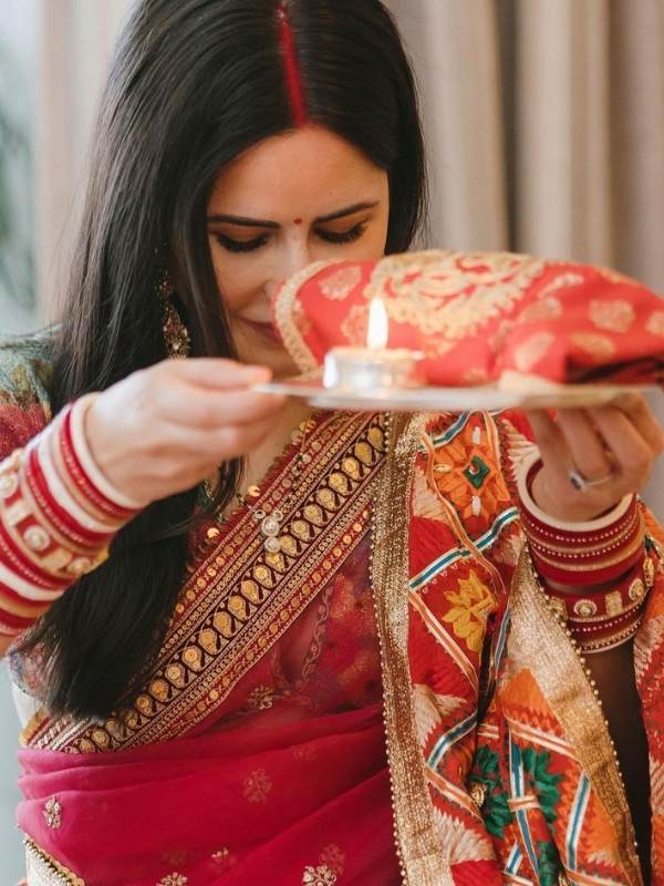 আর পাঁচজন স্ত্রীয়ের মতোই আরতির থালা নিয়ে ভিকি কৌশলকে বরণ করে নিলেন ক্যাটরিনা।