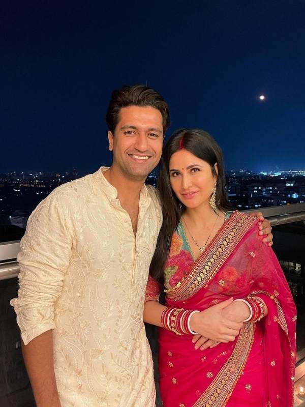 লাল শাড়ি, মাথা ভর্তি সিঁদুরে একেবারে ঘরের বৌয়ের সাজে ধরা দিলেন বলি অভিনেত্রী।