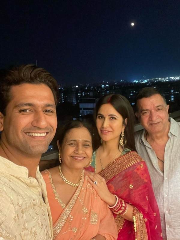 একান্তে নয়, বরং পরিবারকে সঙ্গে নিয়েই উৎসবের আনন্দে মেতে উঠেছেন ভি-ক্যাট। 