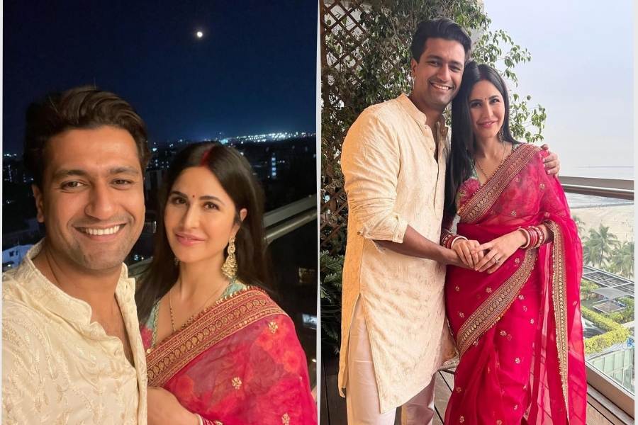 লেন্সবন্দি হল ব্যালকনিতে দাঁড়িয়ে একে অপরকে আলিঙ্গন করার দৃশ্য। 