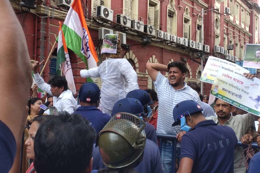 ডেঙ্গি নিয়ে পুুরসভার সামনে কংগ্রেসের বিক্ষোভ।