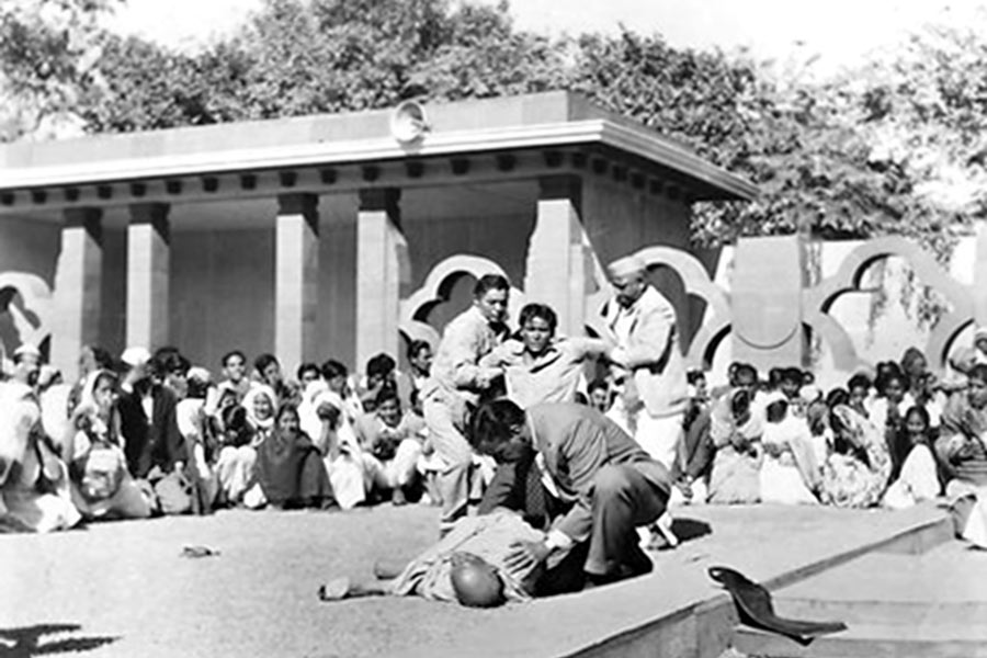 নিধন: নাইন আওয়ার্স টু রামা (১৯৬৩) ছবিতে অভিনীত গান্ধী-হত্যার দৃশ্য।