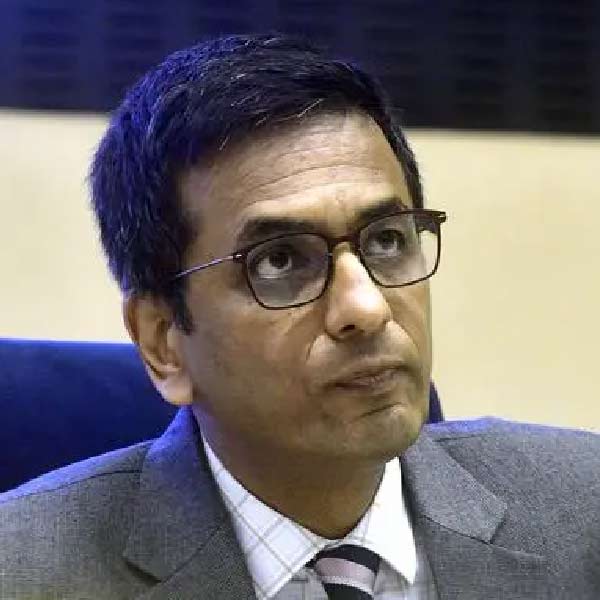 বিচারপতি চন্দ্রচূড়ের দুই সন্তান। তবে তাঁদের মধ্যে কেউই আইনের প্রতি আগ্রহী নন। তাঁর দুই সন্তানের এক জন লেখক।