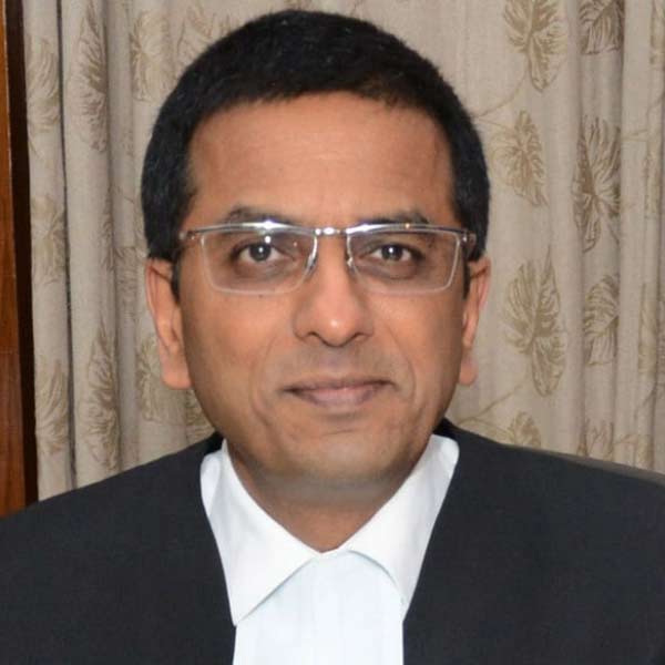 ব্যক্তিগত জীবন নিয়ে আলোচনা করা একেবারে পছন্দ করেন না বিচারপতি চন্দ্রচূড়। ২০০৮ সালে তাঁর বাবা মারা যান। এর এক বছর আগে মারা যান স্ত্রী রশ্মিও। এর কয়েক বছর পর মুম্বইয়ে নিজ বাসভবনে ব্যক্তিগত পরিসরে ফের বিয়ে করেন তিনি।