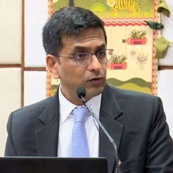 এর ৩৩ বছর পর বিচারপতি চন্দ্রচূড় বলেন, ‘‘ভারতীয় দণ্ডবিধির ৪৯৭ নম্বর ধারার মূল ভিতেই রয়েছে লিঙ্গবৈষম্যের ছাপ। সেখানে চালু ধারণাকে মেনে নেওয়ার ইঙ্গিত রয়েছে। যেন মেনে নেওয়া হয়েছে যে, বিয়ের পর স্বামী সব কিছুতেই তাঁর স্ত্রীর প্রভু।’’ তাঁর প্রশ্ন ছিল, বিয়ের পর স্ত্রী অন্য কাউকে তাঁর যৌনসঙ্গী করতে চাইলে, সে ব্যাপারে তাঁকে কেন স্বামীর সম্মতি নিতে হবে? বিচারপতি চন্দ্রচূড়ের বলেন, ‘‘এটা তো পুরুষতান্ত্রিক ঝোঁক। এই আইন চলতে পারে না।’’