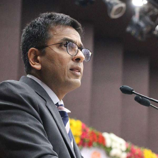 এর পর ২০১৮ সালেও বাবার দেওয়া অন্য একটি রায়ের সঙ্গে দ্বিমত পোষণ করেন বিচারপতি চন্দ্রচূড়। ১৯৮৫ সালে বিচারপতি চন্দ্রচূড়ের বাবা প্রাক্তন বিচারপতি ওয়াইভি চন্দ্রচূড় বিবাহ-বহির্ভূত সম্পর্ককে ‘অসাংবিধানিক’ বলেছিলেন।