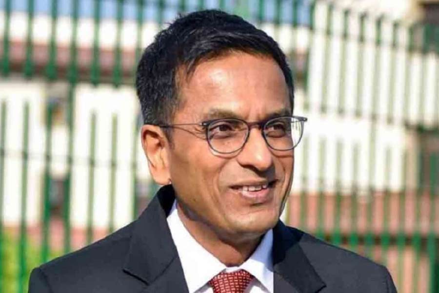 সেই যুক্তিই খারিজ করে ২০১৭ সালে বিচারপতি চন্দ্রচূড় জানান, পাঁচ সদস্যের বেঞ্চে বিচারপতি যে সিদ্ধান্ত নিয়েছিলেন, তার মধ্যে খামতি ছিল। তিনি বলেছিলেন, ‘‘জীবন এবং ব্যক্তিস্বাধীনতা মৌলিক অধিকারের অবিচ্ছেদ্য অঙ্গ। জীবন এবং ব্যক্তিস্বাধীনতার পূর্ণ দখল কোনও সভ্য দেশ নিতে পারে না।’’ তিনি জানান, ব্যক্তিস্বাধীনতা মানুষের আদিম অধিকারের মধ্যে পড়ে। জীবন বা স্বাধীনতা— রাষ্ট্রের দেওয়া উপহারও নয়, সংবিধানও এই অধিকার তৈরি করে না বলেও মন্তব্য করেন বিচারপতি চন্দ্রচূড়।