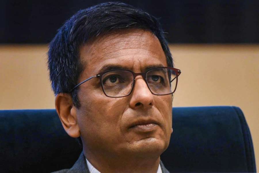 ১৯৭৫ সালে জরুরি অবস্থার সময়ে ইন্দিরা গান্ধীর নেতৃত্বাধীন সরকার সমস্ত মৌলিক অধিকার খর্ব করেছিল। সেই সিদ্ধান্তে সায় দিয়েছিল সুপ্রিম কোর্টের পাঁচ সদস্যের এক বেঞ্চ। বিচারপতি চন্দ্রচূড়ের বাবা প্রাক্তন বিচারপতি  ওয়াইভি চন্দ্রচূড়ও সেই বেঞ্চেরই সদস্য ছিলেন। ১৯৭৬ সালের সেই মামলা বহুদিন চর্চায় ছিল।