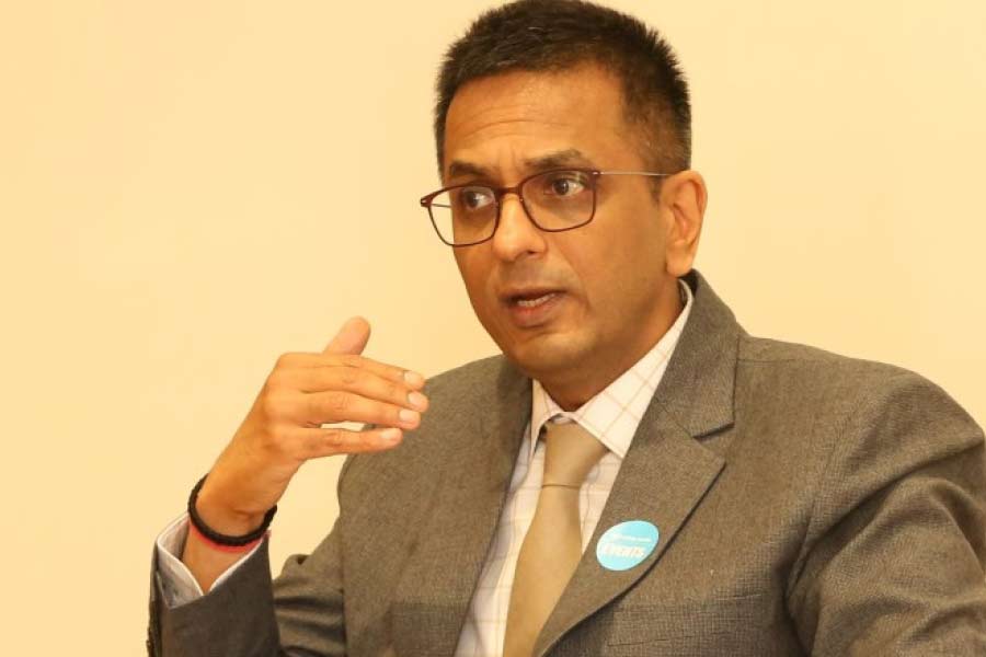 সুপ্রিম কোর্টের বিচারপতি হিসাবে বাবার দেওয়া রায়কেও খণ্ডন করেছিলেন চন্দ্রচূড়। বাবার ঘোষণা করা রায়ে ‘গুরুতর খামতি’ ছিল বলেও মন্তব্য করেন চন্দ্রচূড়।