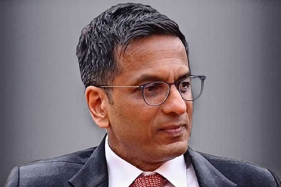  আদালত কক্ষের শুনানি চলাকালীন কথোপকথন সমাজমাধ্যমে অন্য ভাবে ব্যাখ্যা করা হয় বলেও উদ্বেগ প্রকাশ করেন বিচারপতি চন্দ্রচূড়। তিনি মন্তব্য করেন, রায় এবং সওয়াল-জবাবের পার্থক্য বোঝার ক্ষমতা নেই সমাজমাধ্যম ব্যবহারকারীদের।