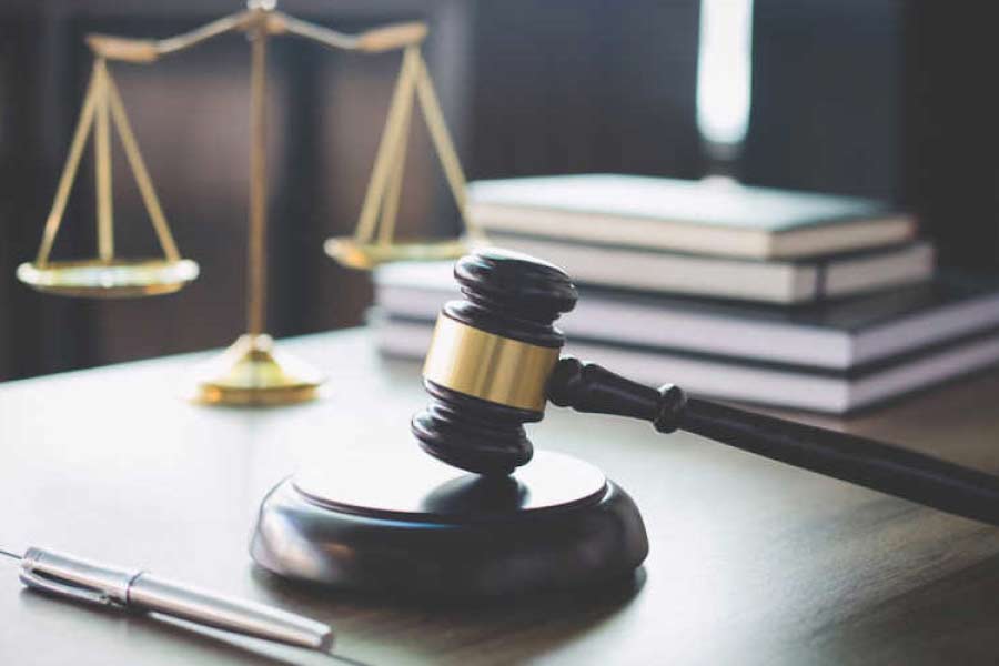 ১৯৮২ সালে দিল্লি বিশ্ববিদ্যালয় থেকে আইনে স্নাতক হন বিচারপতি চন্দ্রচূড়। পরে হার্ভার্ড বিশ্ববিদ্যালয় থেকে আইনে স্নাতকোত্তর ডিগ্রি অর্জন করেন। হার্ভার্ড থেকেই আইন নিয়ে গবেষণাও করেন।