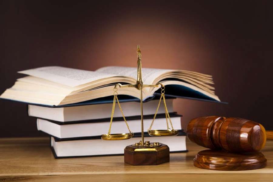 ১৯৭৯ সালে দিল্লির সেন্ট স্টিফেন্স কলেজ থেকে অঙ্ক এবং অর্থনীতিতে স্নাতক হন। কিন্তু অঙ্ক বা অর্থনীতি নিয়ে কাজ করার কোনও ইচ্ছা তাঁর ছিল না। বাবার মতোই দেশের বিচারব্যবস্থা নিয়েই তিনি বেশি আগ্রহী ছিলেন।