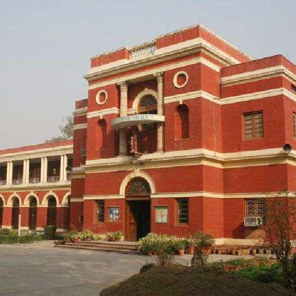 মুম্বইয়ের ক্যাথিড্রাল অ্যান্ড জন কোনন স্কুল থেকে পড়াশোনা শেষ করার পর বিচারপতি  চন্দ্রচূড় দিল্লির সেন্ট কলম্বাস স্কুলে ভর্তি হন।