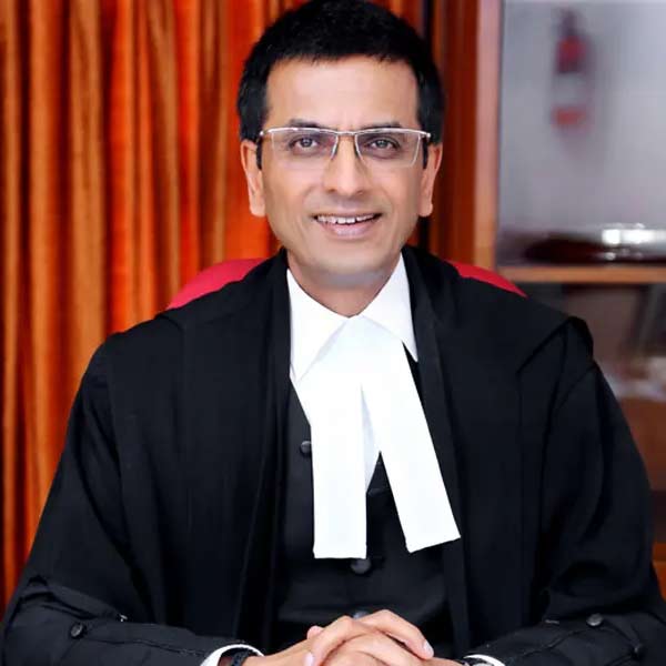 বিচারপতি চন্দ্রচূড়ের মা প্রভাদেবীর অবশ্য আইন নিয়ে বিশেষ আগ্রহ ছিল না। বেশির ভাগ সময় শাস্ত্রীয় সঙ্গীত নিয়েই মেতে থাকতেন তিনি।