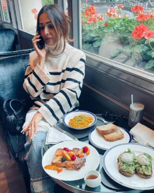 খাবারের সামনে বসে মালাইকা। 