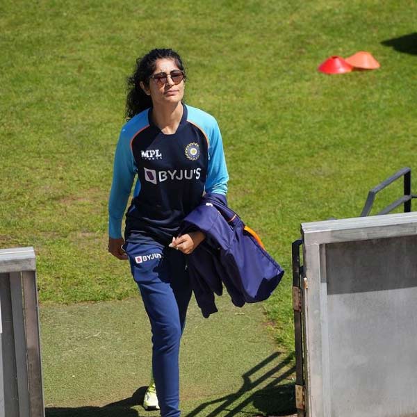 পাশ করার পর তিনি যোগ দেন ‘সহারা সময়’ সংবাদপত্রে। নিউজ ডেস্কে কাজ করতেন।