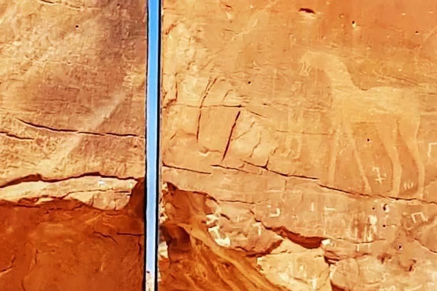 এক জন সমাজমাধ্যম ব্যবহারকারীর মতে, ‘‘এই পাথরে খাঁজ কী ভাবে তৈরি হল, তা নিয়ে কারও ঠিক ধারণা নেই। তবে অনেকের মতে, ইতিহাস বইয়ে যা লেখা থাকে তার থেকে বেশি উন্নত ছিল প্রাচীন সভ্যতা।’’