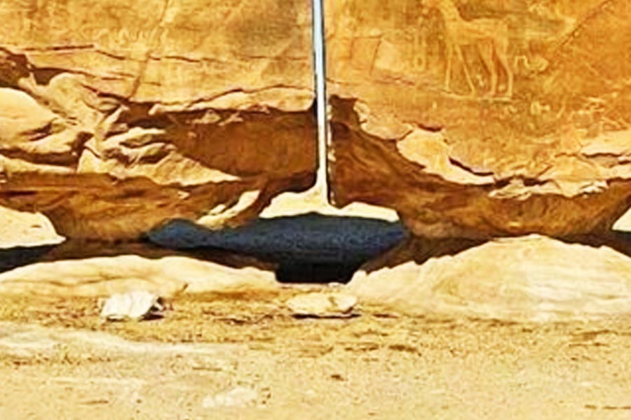  আল নসলাকে ঘিরে সমাজমাধ্যমে নানা তত্ত্ব ভেসে বেড়ায়। কী ভাবে পাথরের মাঝখান দু’ভাগ হল, তা নিয়ে সমাজমাধ্যমে এক ভূবিজ্ঞানীর দাবি, বরফ গলে গিয়ে ওই ফাঁক হয়েছে। যদিও তাঁর তত্ত্ব মানতে নারাজ অনেকে।