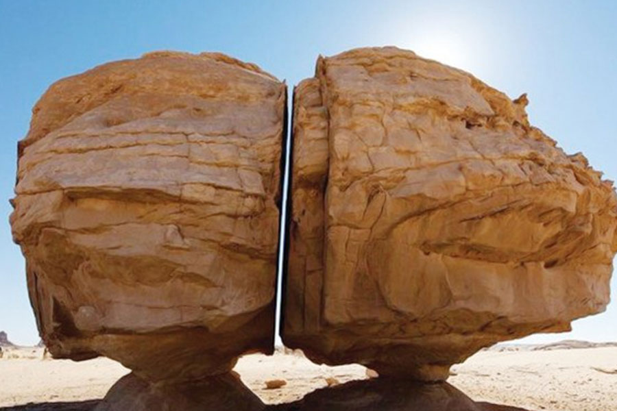 দূর থেকে এই পাথরের খাঁজটি দেখে মনে হয় যেন একটি ঘোড়ার উপরে সওয়ারি বসে রয়েছেন। পাথরের গায়ে খোদাই করা যে সমস্ত আঁকিবুকি পাওয়া যায়, সেগুলি প্রায় ৪ হাজারের পুরনো বলে দাবি।