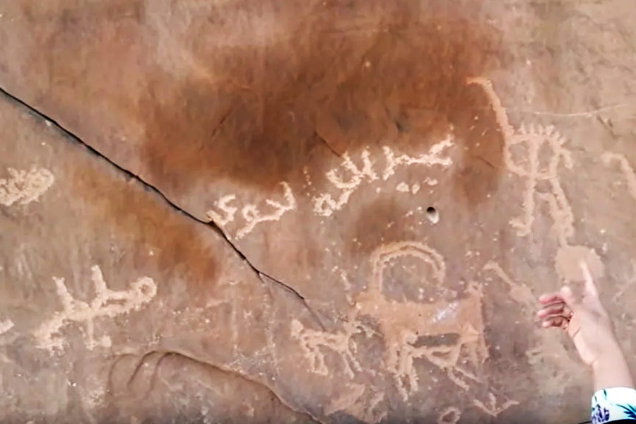 সৌদির তাবুক প্রদেশের তায়মা ( অনেকে বলেন, তেমা) মরূদ্যানে এই পাথরটি দেখা যায়। এর গায়ে তাম্র যুগের অসংখ্য আঁকিবুকি ছড়িয়ে রয়েছে। পাথরের ফাঁক ঘিরে প্রশ্নের মতোই সে সব নিয়েও একাধিক তত্ত্ব রয়েছে।