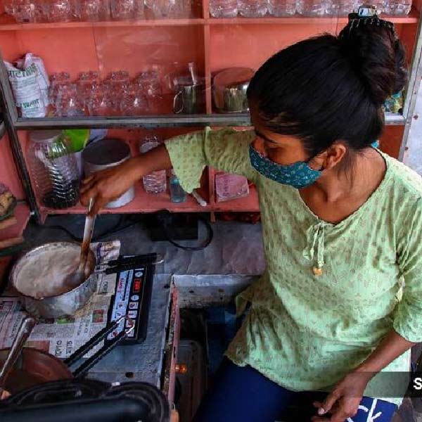 ‘এমএ ইংলিশ চায়েওয়ালি’। গত বছরের নভেম্বর মাস থেকে এই চায়ের দোকান চালু হয়েছে উত্তর ২৪ পরগনার হাবড়া স্টেশনের প্ল্যাটফর্মে।