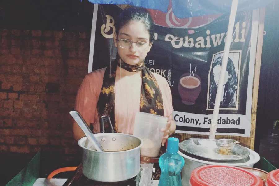 কোনও কাজই যে ছোট নয়, তা আরও এক বার প্রমাণ করে দেখালেন বি-টেকের এক পড়ুয়া। স্বাধীন ভাবে কিছু করার স্বপ্ন থেকে খুলে ফেললেন নিজের চায়ের দোকান।