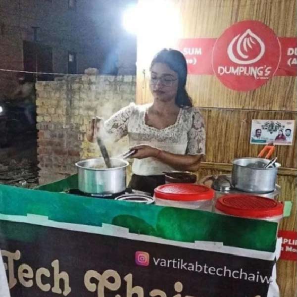 হরিয়ানার ফরিদাবাদ এলাকার ব্যস্ত জায়গায় চায়ের দোকান দিয়েছেন বর্তিকা। নাম দিয়েছেন ‘বি-টেক চায়েওয়ালি’।