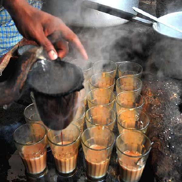 ‘চায়েওয়ালি’ বর্তিকার দোকানে অনেক ধরনের চা পাওয়া যায়। দুধ এবং লিকার চায়ের দাম ১০ টাকা। আর মশলা এবং লেবু চায়ের দাম ২০ টাকা।