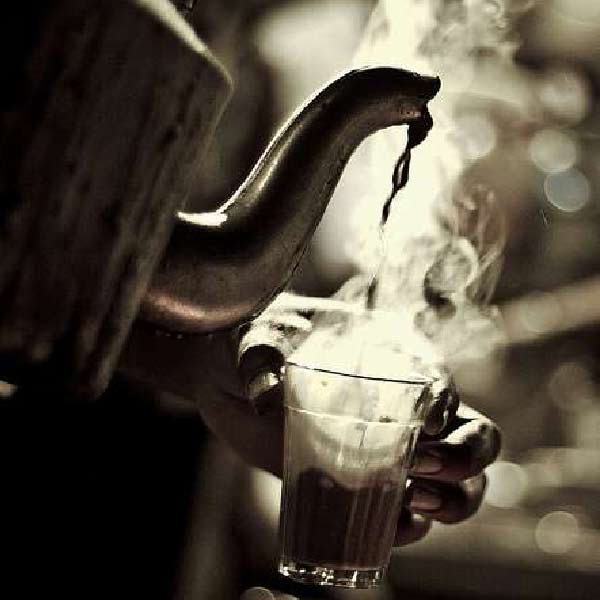 তবে উপকরণ যতই সামান্য হোক, বর্তিকার হাতযশে তাঁর দোকানে ইতিমধ্যেই বিপুল ভিড় হচ্ছে। চা খেতে তো বটেই, বি-টেক পড়ুয়া চা দোকানিকে দেখতে স্রেফ কৌতূহলী হয়ে তাঁর দোকানে চা খেতে আসছেন দূরদূরান্তের মানুষ।