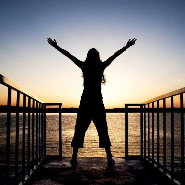 বর্তিকা জানিয়েছেন, নিজের পড়াশোনা সামলেও প্রতি দিনই তিনি তাঁর চায়ের দোকান খোলেন। সকালে পড়াশোনায় ব্যস্ত থাকলেও সন্ধে সাড়ে ৫টা থেকে রাত ৯টা পর্যন্ত বর্তিকার চায়ের দোকান খোলা থাকে।