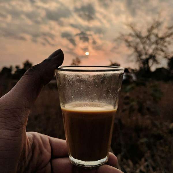 আর এক জন লেখেন, “এগিয়ে চলো। এক বছর পর তোমার এই চায়ের দোকনই বড় একটা ব্র্যান্ড হয়ে উঠবে।” আর এক জনের মন্তব্য, “আপনার সাহস দেখে শ্রদ্ধা বেড়ে যাচ্ছে। আপনার জন্য অনেক শুভেচ্ছা রইল।”