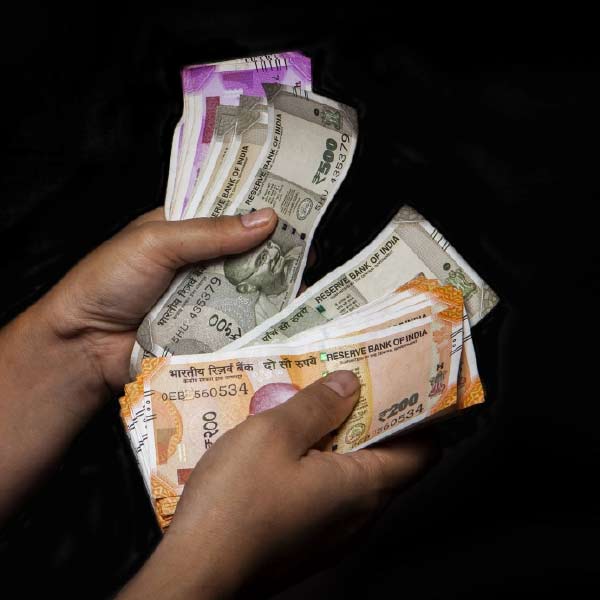 প্রিয়ঙ্কা তাই নিজের স্বল্প পুঁজি নিয়ে চায়ের দোকান খুলেছিলেন। ক্রমে তাঁর পসার এবং উপার্জন দুইই বেড়েছে। 