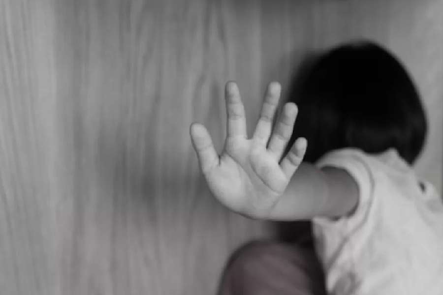 এ বার যৌন হেনস্থার অভিযোগ চার নাবালিকার। অভিযোগ, শিবমূর্তি তাদের দীর্ঘদিন ধরে যৌন হেনস্থা করে যাচ্ছেন।