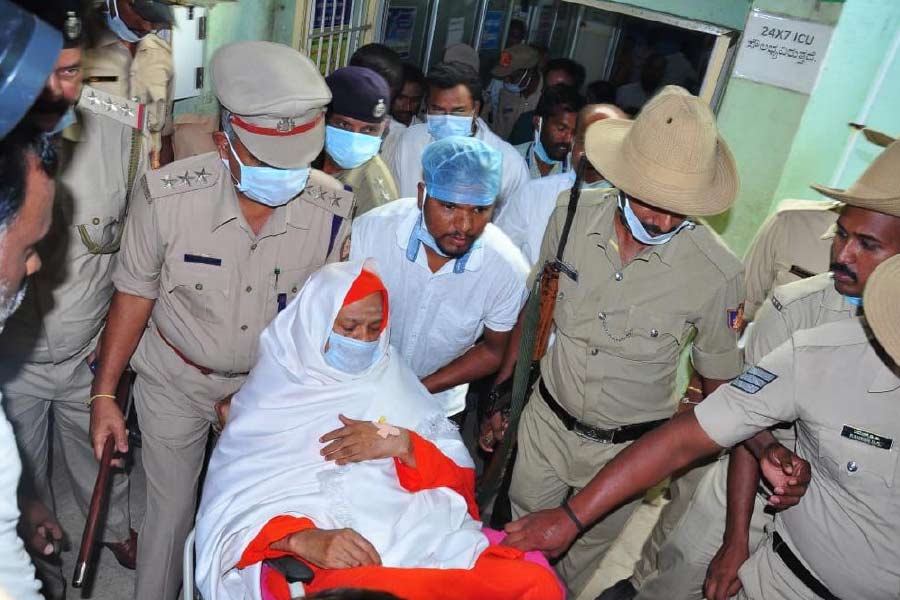 অভিযুক্তদের মধ্যে নাম রয়েছে মঠের হস্টেলের ওয়ার্ডেনেরও। মঠের হস্টেলে নাবালিকাদের যৌন নিগ্রহের অভিযোগে পকসো ধারায় শিবমূর্তির বিরুদ্ধে এ নিয়ে দ্বিতীয় অভিযোগ দায়ের হল। 