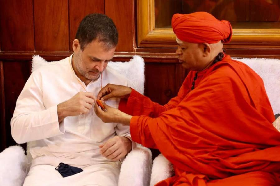 কর্নাটকে অত্যন্ত প্রভাবশালী এই মঠে যাতায়াত সমস্ত রাজনৈতিক দলের নেতানেত্রীদেরই। 