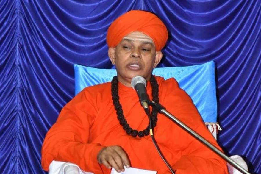 শিবমূর্তি গ্রেফতার হলেও এ নিয়ে রাজনৈতিক দলগুলির তরফে কোনও প্রতিক্রিয়া দেওয়া হয়নি।