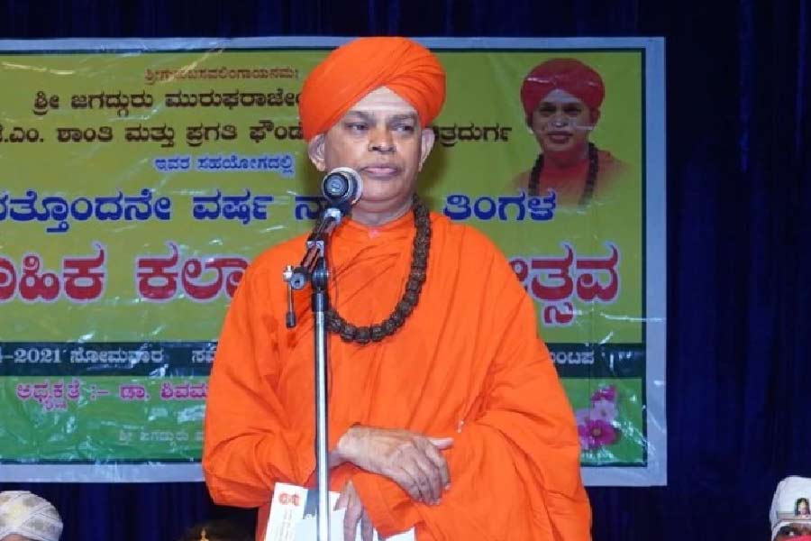 প্রসঙ্গত, ‘ভারত জোড়ো’ যাত্রা শুরুর ঠিক আগে অগস্টে কংগ্রেস সাংসদ রাহুল গান্ধী নিজে শিবমূর্তির সঙ্গে দেখা করেন। সেই সময়ই রাহুলকে লিঙ্গায়েত সম্প্রদায় ভুক্ত বলেও ঘোষণা করা হয় মঠের তরফে। 