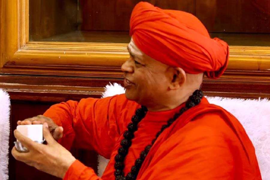 এ হেন শিবমূর্তির বিরুদ্ধেই ধর্ষণের একের পর এক অভিযোগ। এর আগে মঠের ভিতরে নাবালিকাদের নানা অছিলায় ধর্ষণের অভিযোগ উঠেছিল শিবমূর্তির বিরুদ্ধে। সেই সময় তাঁকে গ্রেফতার করা হয়।