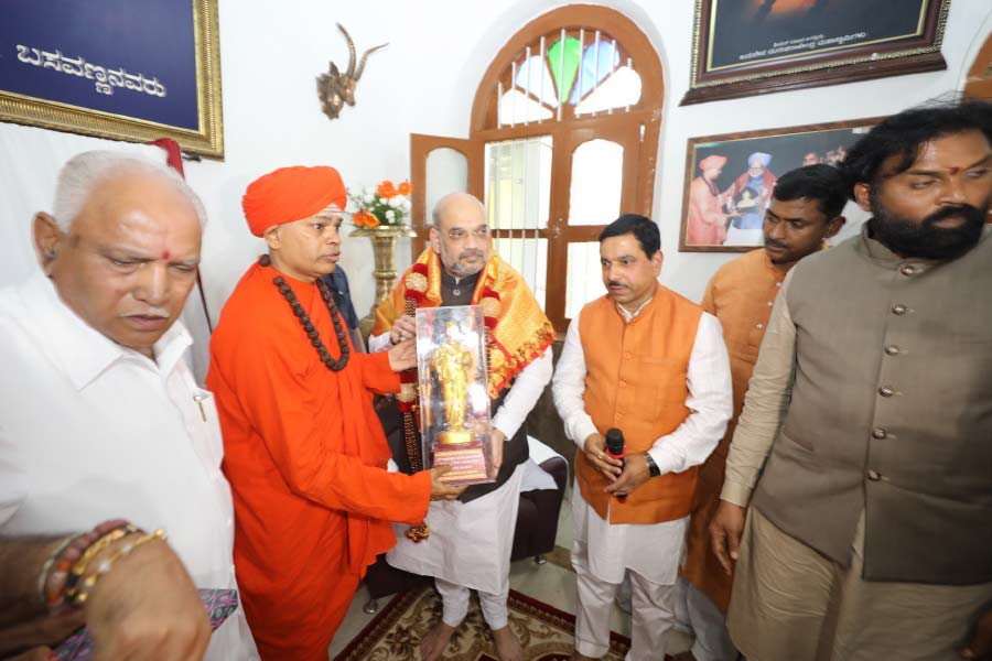 কর্নাটকে লিঙ্গায়েত সমাজ অত্যন্ত প্রভাবশালী। এমনকি মুখ্যমন্ত্রী বাছাইয়ের সময়ও এ কথা মাথায় রাখে রাজনৈতিক দলগুলো। কংগ্রেস থেকে বিজেপি, জেডিএস থেকে অন্য কোনও দল— লিঙ্গায়েত সমাজের আশীর্বাদ ছাড়া কর্নাটকে ক্ষমতা দখল কার্যত অসম্ভব বলে মনে করা হয়।  