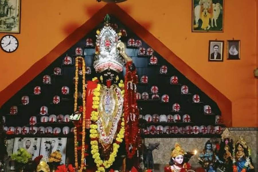 আদি গঙ্গার পাড়ে প্রায় কয়েকশো বছর আগে তৈরি হয়েছিল এই মন্দির। দক্ষিণ ২৪ পরগনা জেলার মন্দির বাজার থানা এলাকায় দক্ষিণ বিষ্ণুপুর অঞ্চলে রয়েছে এক প্রাচীন শ্মশান। শোনা যায়, এক সময়ে সেখানে সাধনা করতে আসতেন বহু সন্ন্যাসী বা তান্ত্রিক।